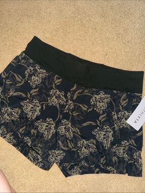 Athleta - Trekkie north printed shorts - size 12 NWT